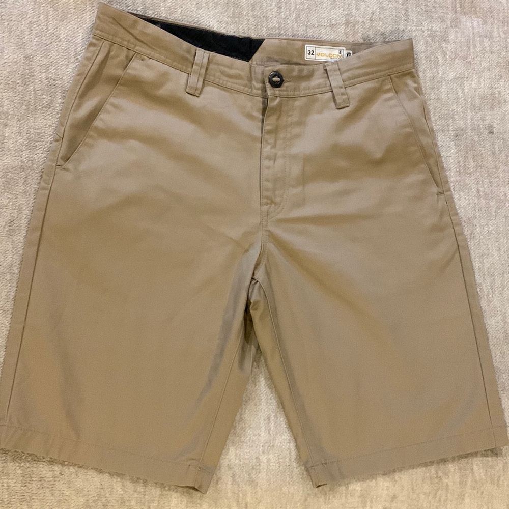 Men’s Volcom Khaki shorts size 32 NWOT